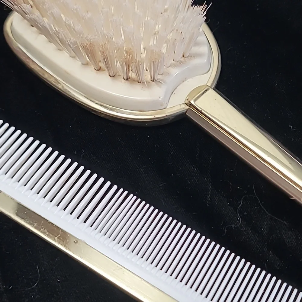 Vintage Brush and Comb Set‎